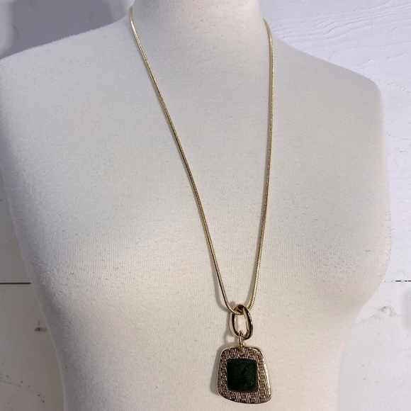 Vintage Gold Tone & Green Chunky Jewelry Set Necklace Pendant Clip On Earrings - Picture 2 of 16
